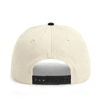 Chèvre sur le chapeau vert