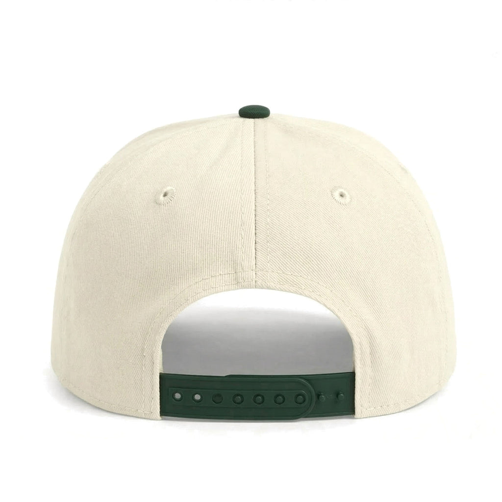 Chèvre sur le chapeau vert