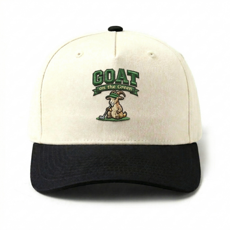 Chèvre sur le chapeau vert
